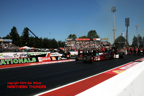 Tony Stewart (near lane) vs Clay Millican (far lane)